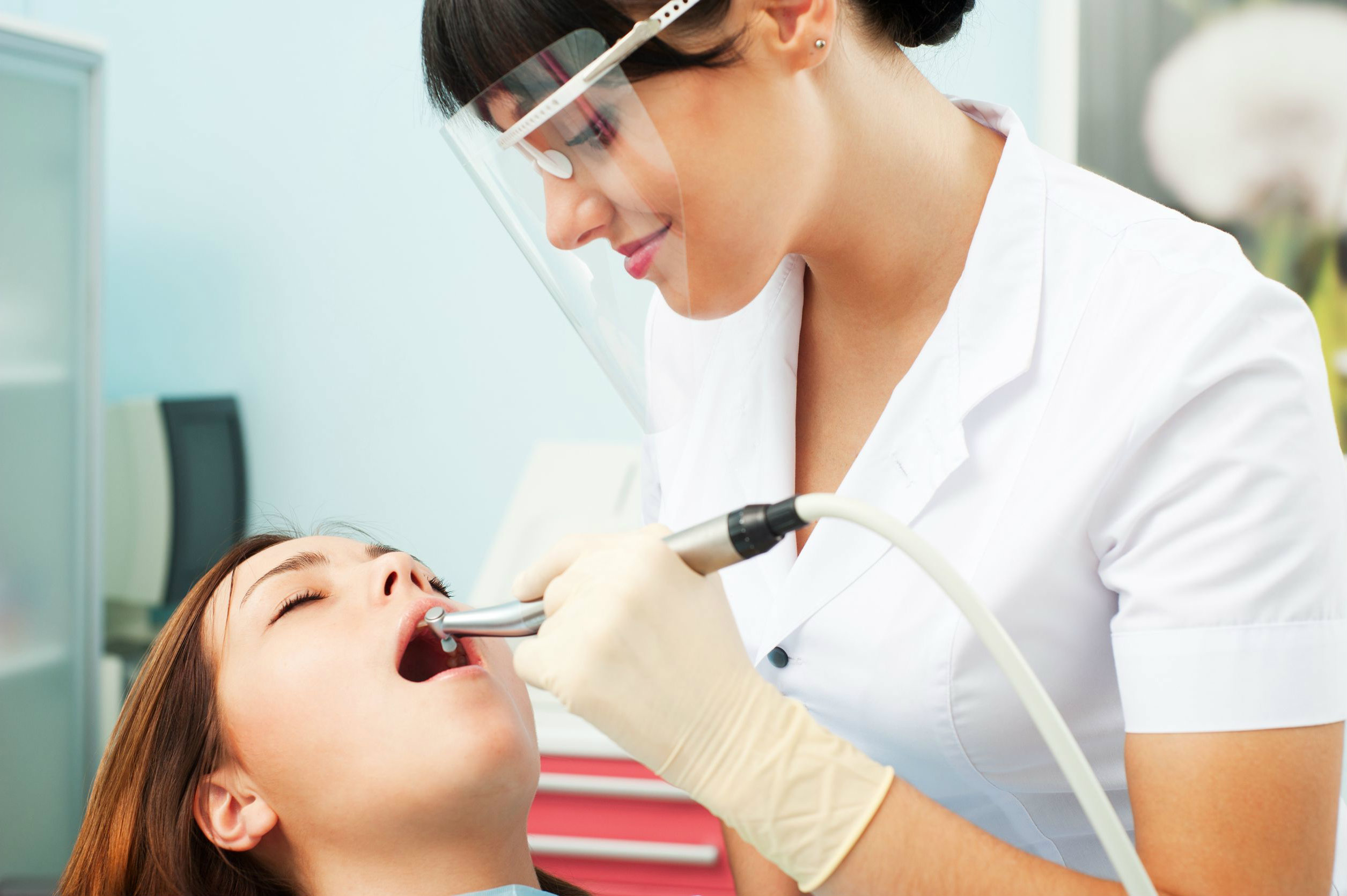 Choosing a Cosmetic Dentist in Boca Raton Offering Dental Implants