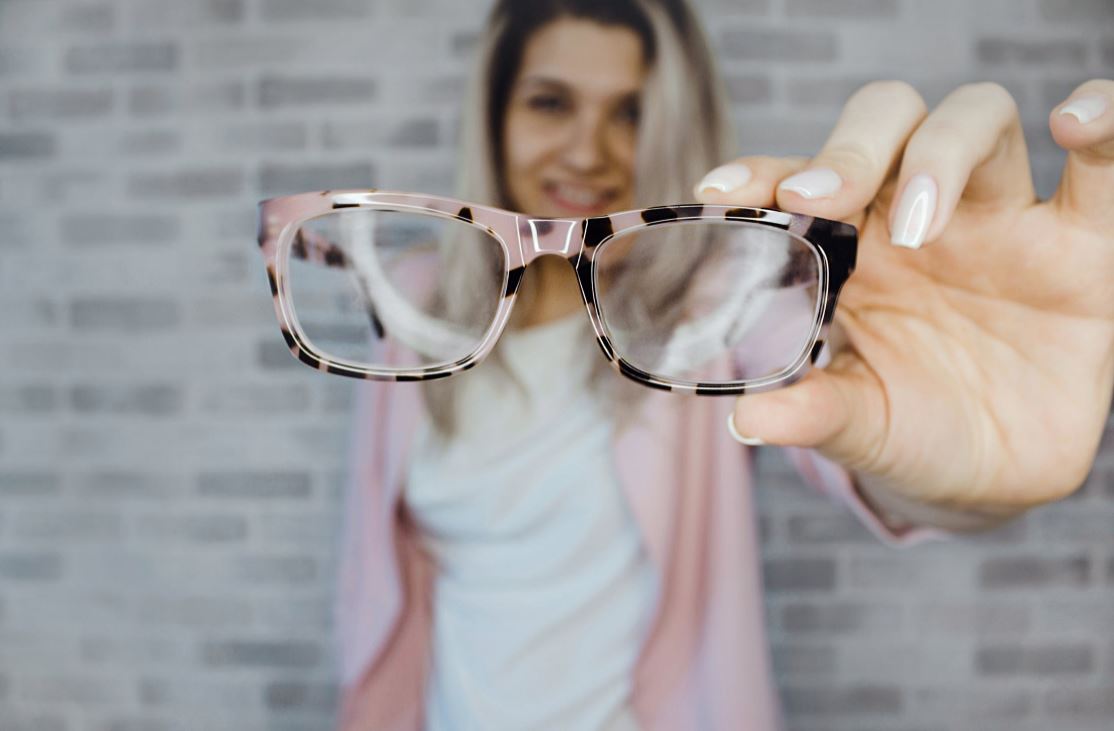 Think You Need Glasses 4 Clear Signs Its Time to Visit the Optometrist - Think You Need Glasses? 4 Clear Signs It's Time to Visit the Optometrist