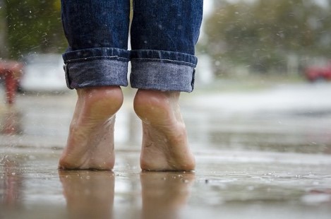 https://pixabay.com/photos/barefoot-feet-macro-outdoors-rain-1835661/